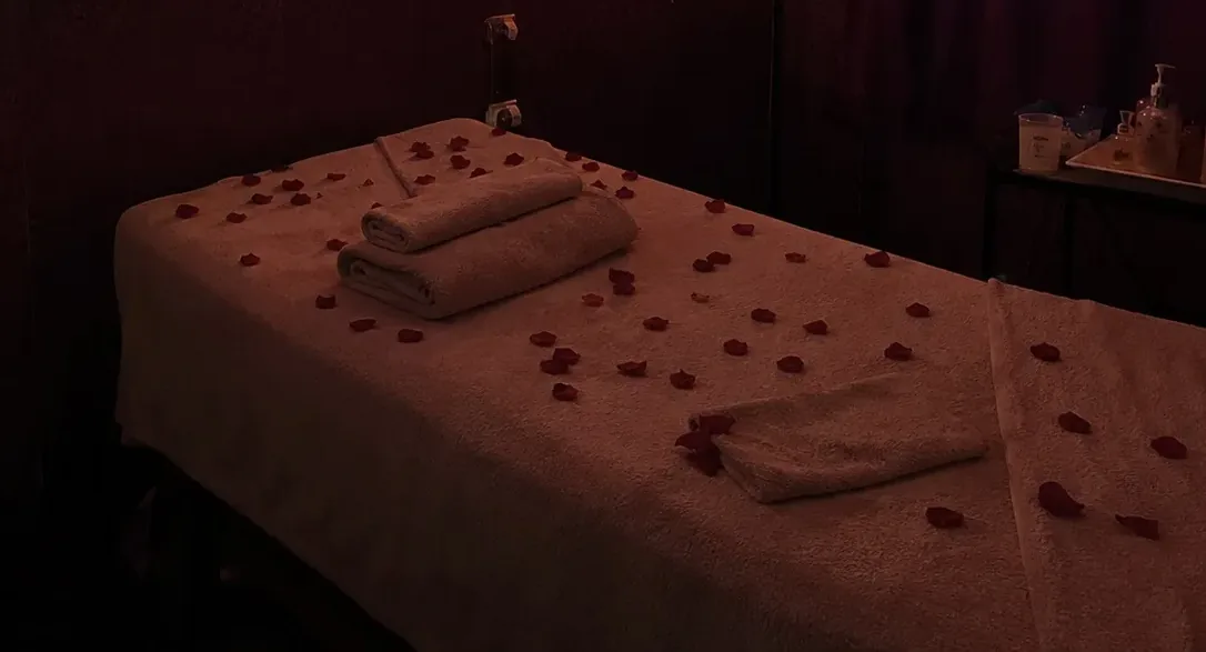 Masaj odasındaki masaj masası — Lila Spa, Beylikdüzü misafirlerine hizmet veren salon
