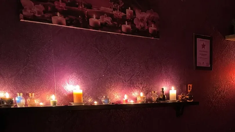 Masaj odasındaki mum rafı — Lila Spa, Beylikdüzü misafirlerine hizmet veren salon