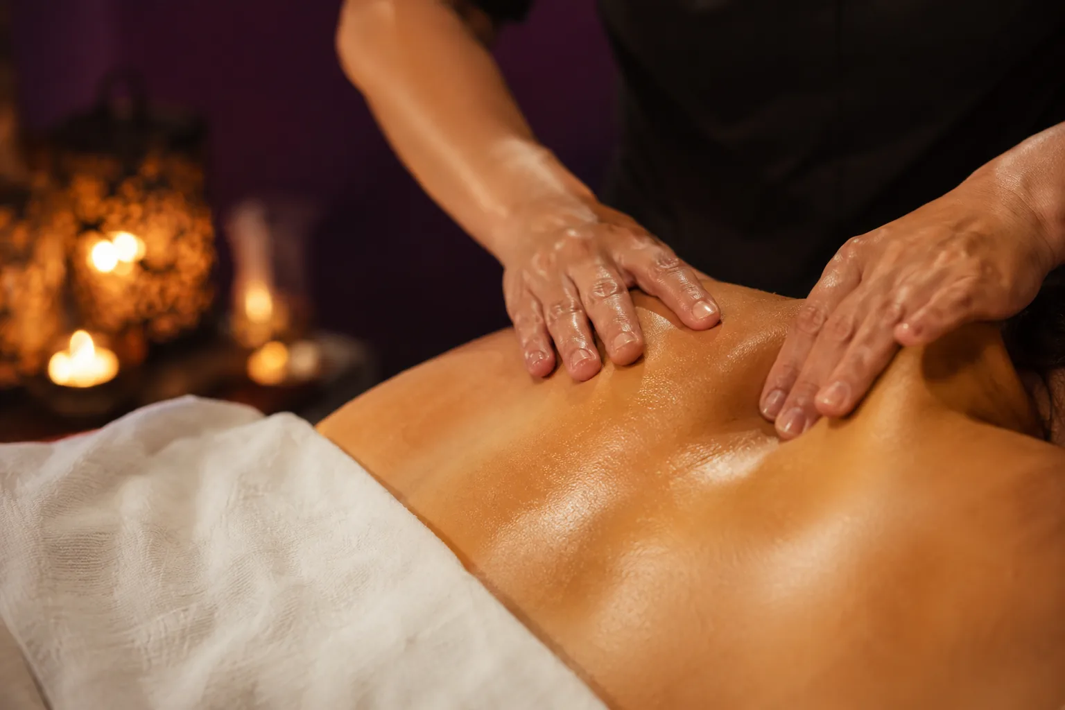 Sırt masajı uygulaması — Lila Spa, Beylikdüzü misafirlerine hizmet veren salon